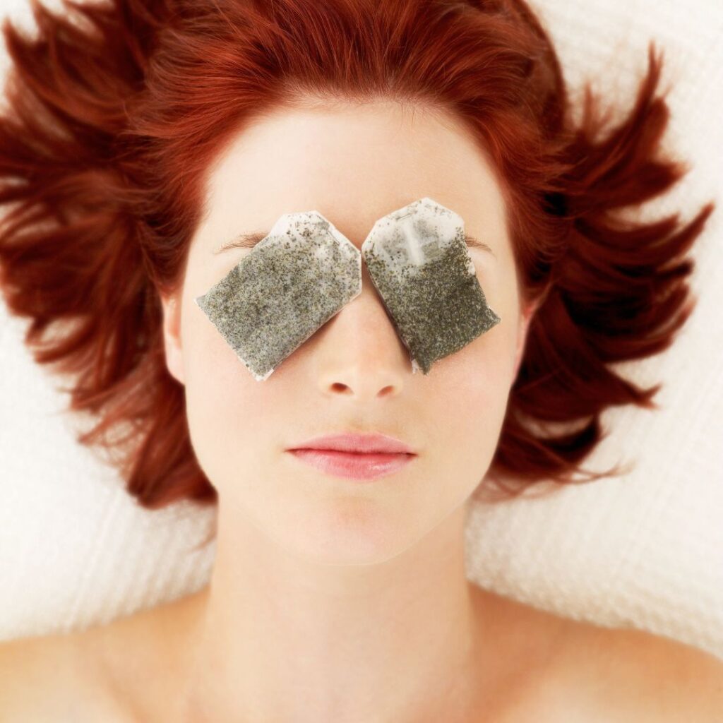 Des sachets de thé à dé poser sur le visage pour atténuer les marques de l'oreiller