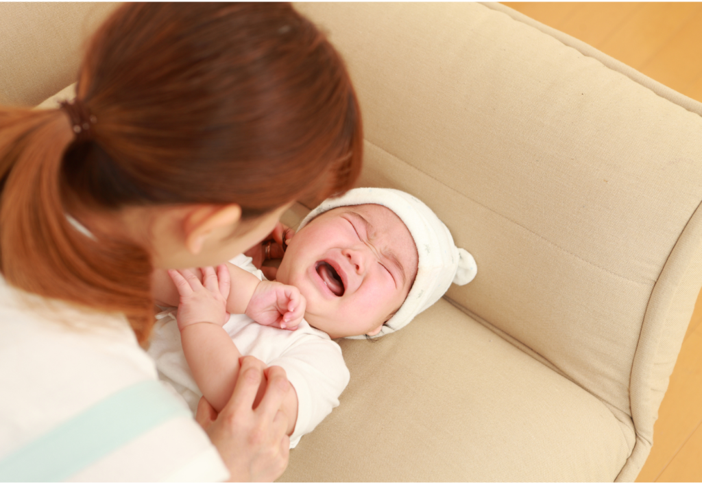 Comprendre et apaiser les pleurs de décharge chez les bébés