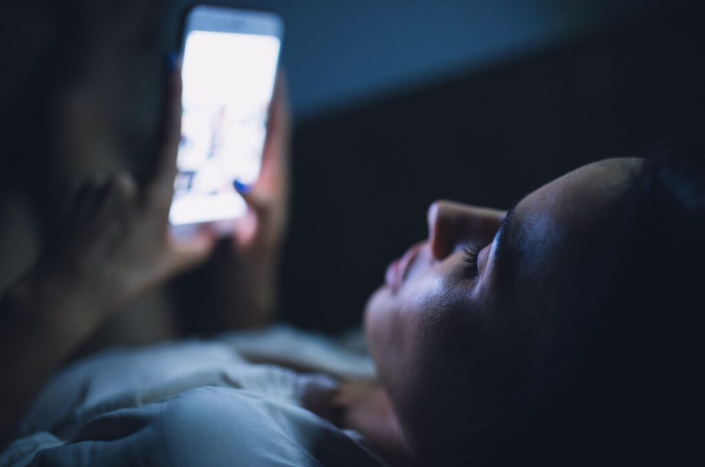 Une femme qui est soumis à la lumière bleue avant de dormir